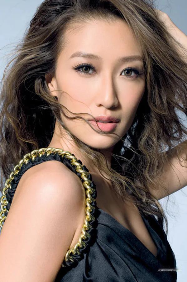 谢婷婷1987年9月7日生于香港，是谢贤与狄波拉的小女儿，谢霆锋亲妹妹。年少远赴