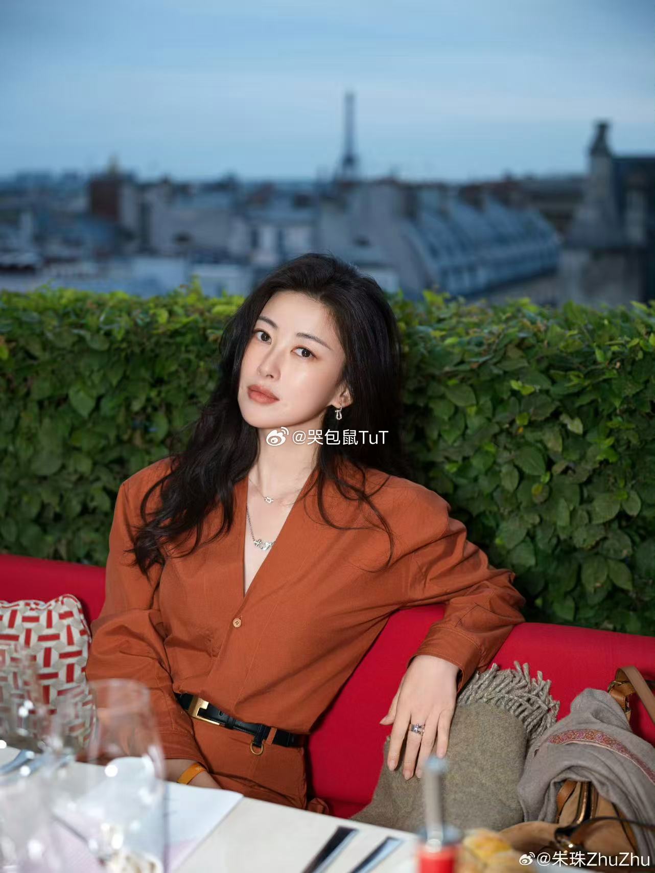 朱珠朱珠内娱收藏主理人奔赴宁夏中卫大漠艺术现场，亲眼见到朱珠才懂何为高级质感。优