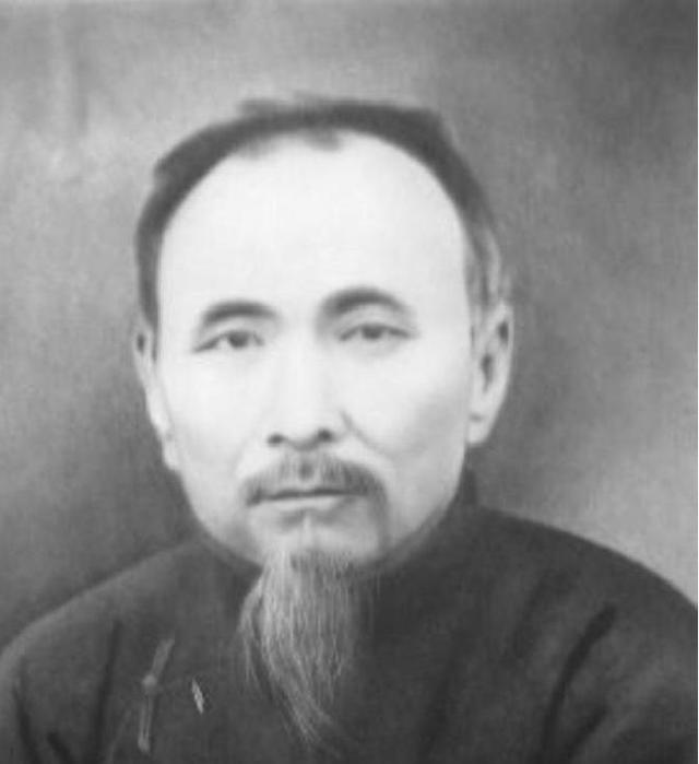 1935年，日本军官土肥原见大侠杜心五誓死不从，决定公开杀掉。监牢中，看守送来的