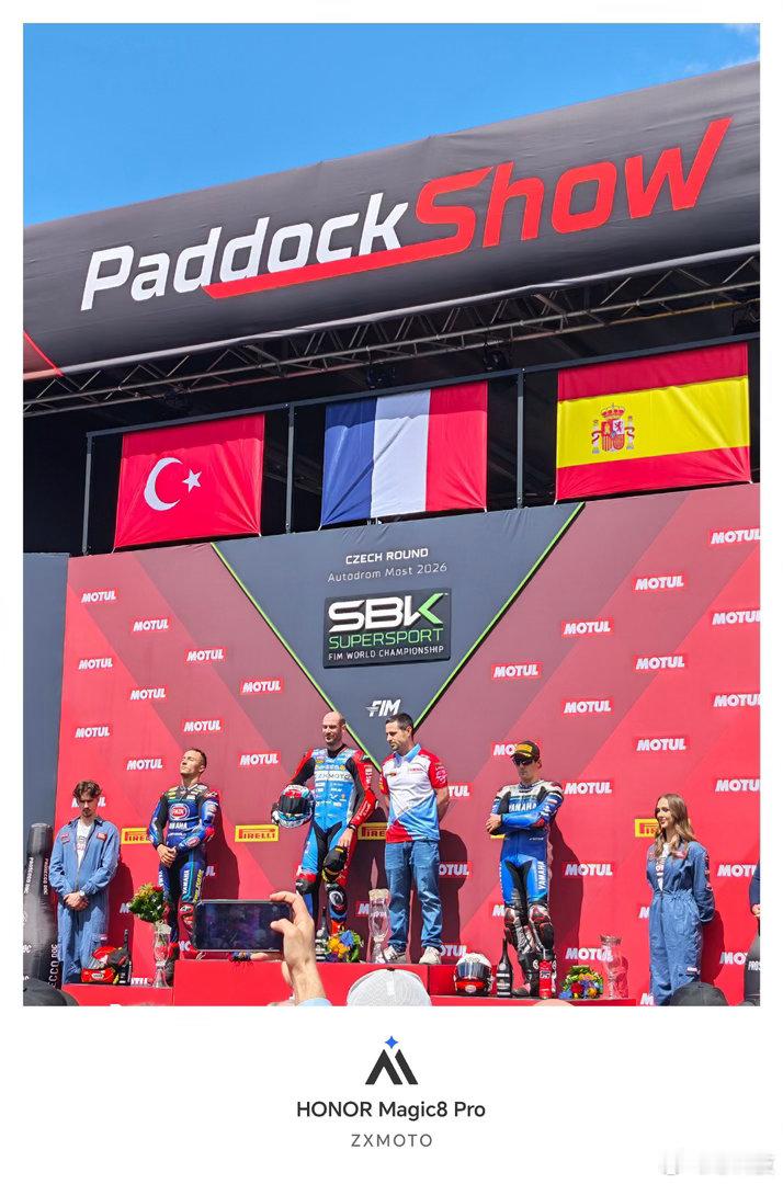 WSBK捷克站，张雪机车登顶！这抹“中国红”太燃了荣耀Magic8Pro直