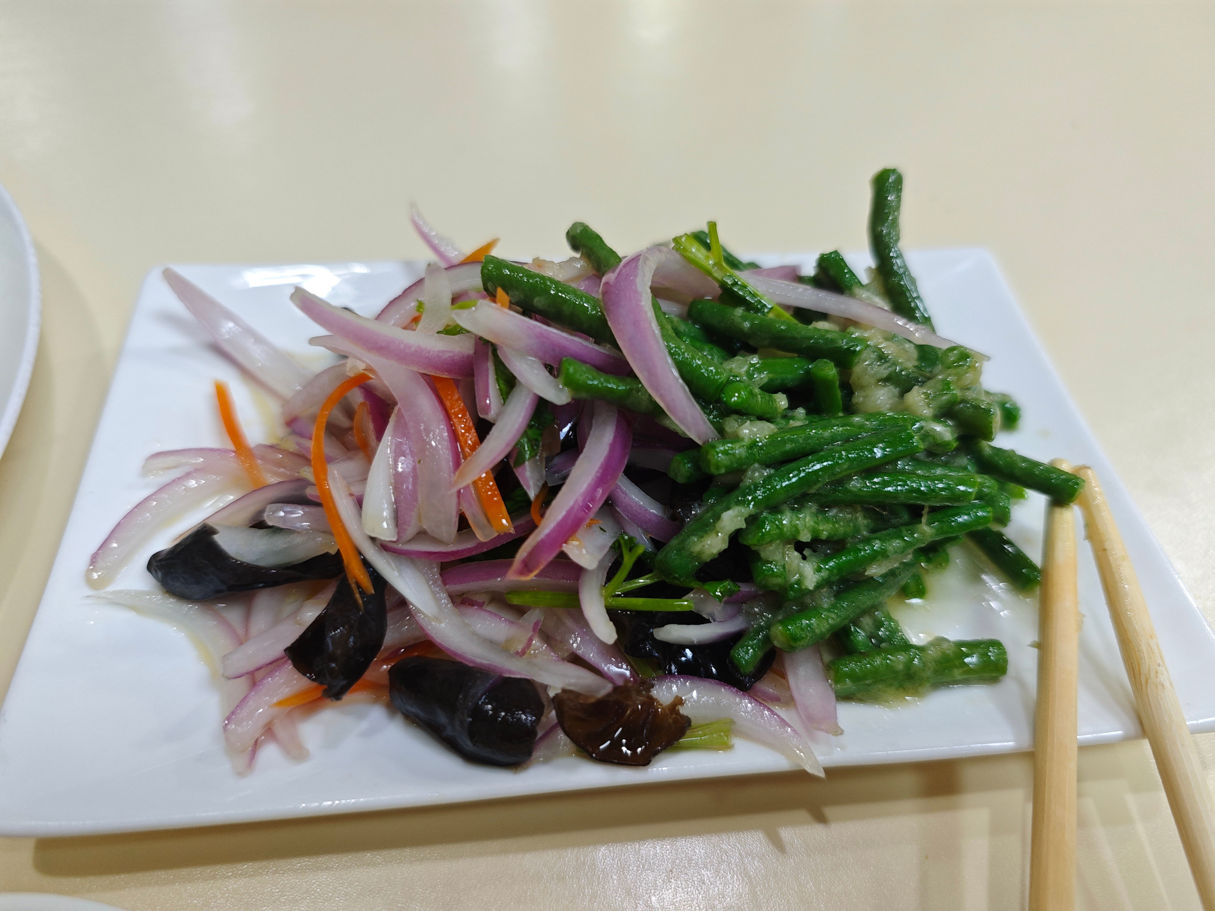 小县城的手工茴香水饺，凉菜7元，水饺22元。碳水➕蛋白质➕膳食纤维。营养去面给到