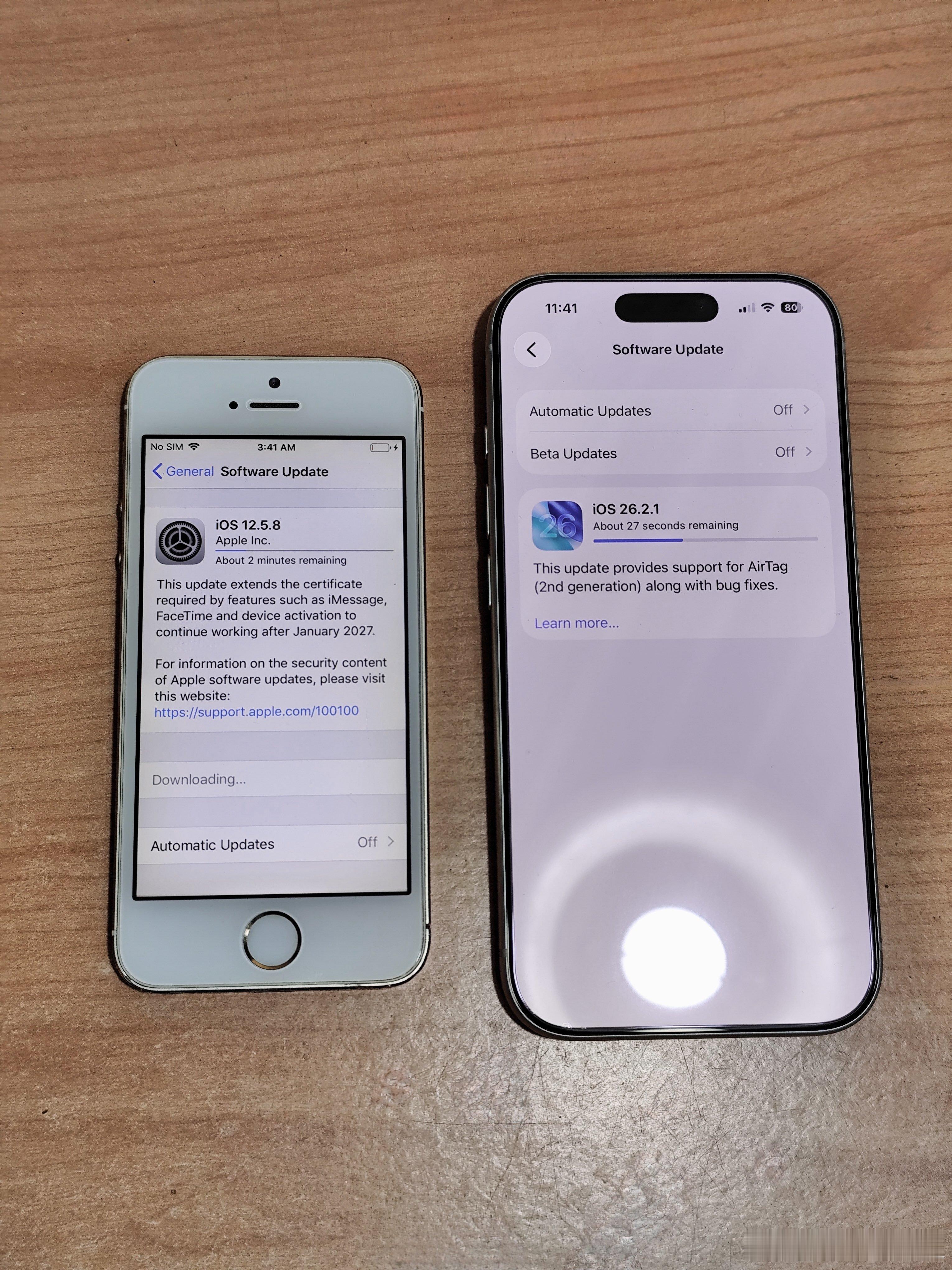 苹果给很多十二三年前的iPhone5s/6之类的老古董推送了软件更新，旨在延长