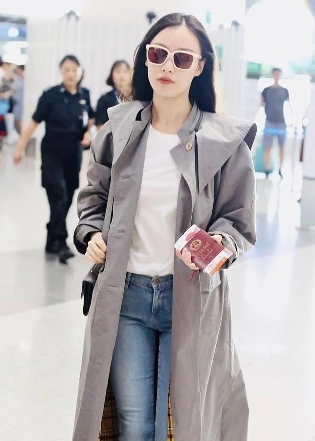 倪妮这灰风衣太绝了！极简穿搭天花板✅倪妮私服永远是松弛感范本！灰色长款风衣