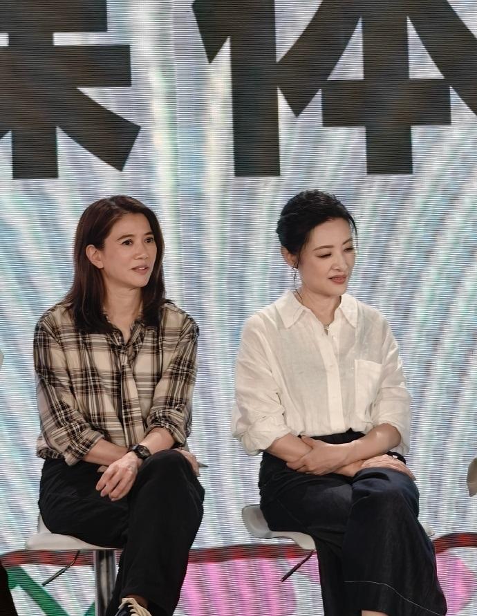 今天周涛和袁咏仪一起出席时尚活动，两位美女坐在一起真的是很般配，还超有姐妹范儿。