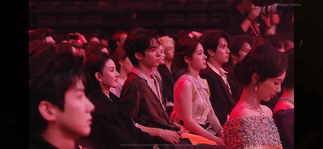 宋威龙的侧脸简直也太牛了，一眼望过去真的很显眼