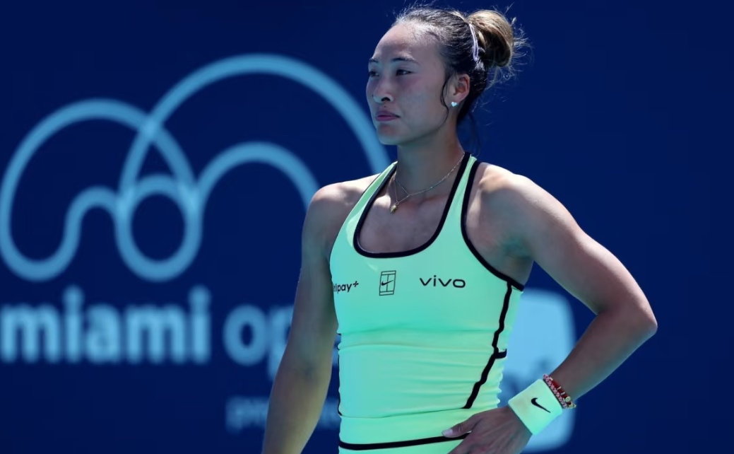 郑钦文战胜前美网冠军赛后采访提到临时改变赛程的奇怪“但这就是网球。如果你