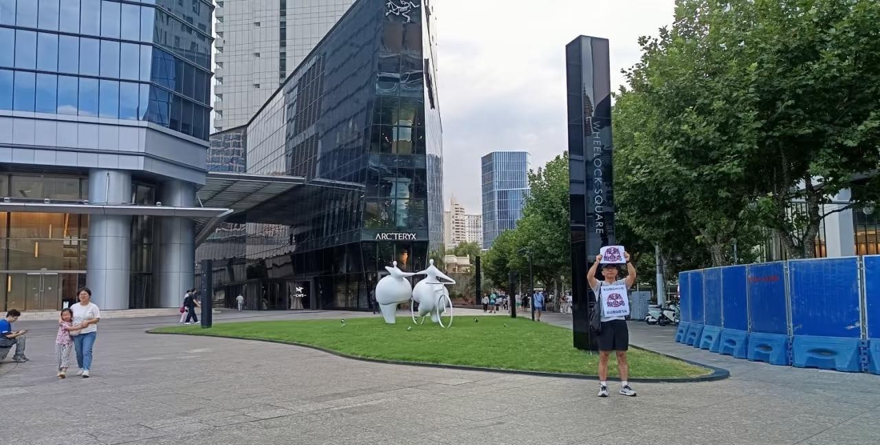 几分钟前上海静安寺门口拍到的，给这位老哥点赞[赞][赞][赞]