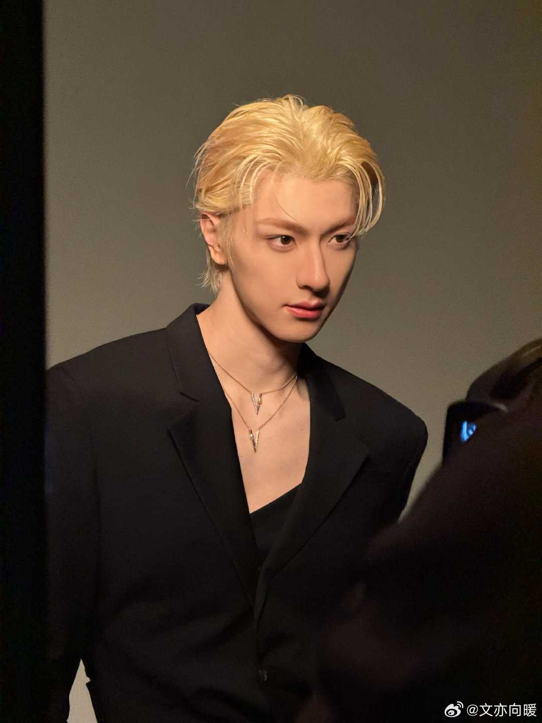 林一金发大片这金发的林一妥妥漫画美少年既视感。每一处线条都像精心勾勒，仿佛自带