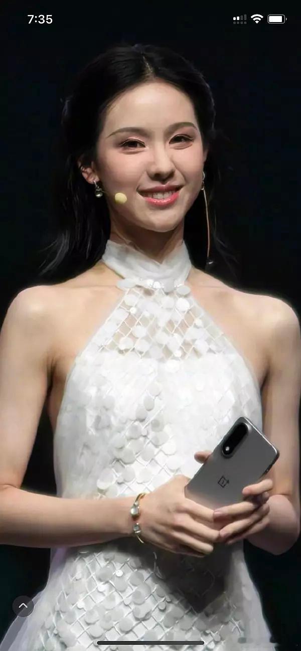陈都灵赫本风陈都灵是不是你们很多人的心中女神啊?牙齿有污垢，牙黄，有牙屎。是你