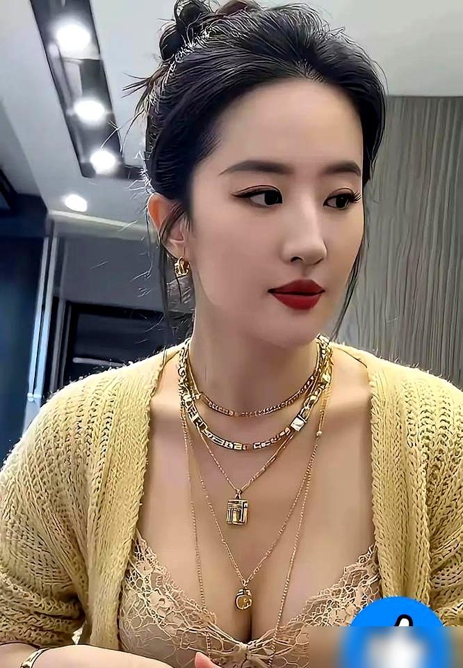 宝格丽竟主动发刘亦菲未修生图昨天VOGUE20周年红毯，你刷到刘亦菲的未修图