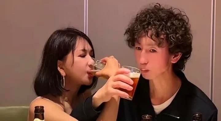 知名女星龚玥菲抱上庞麦郎