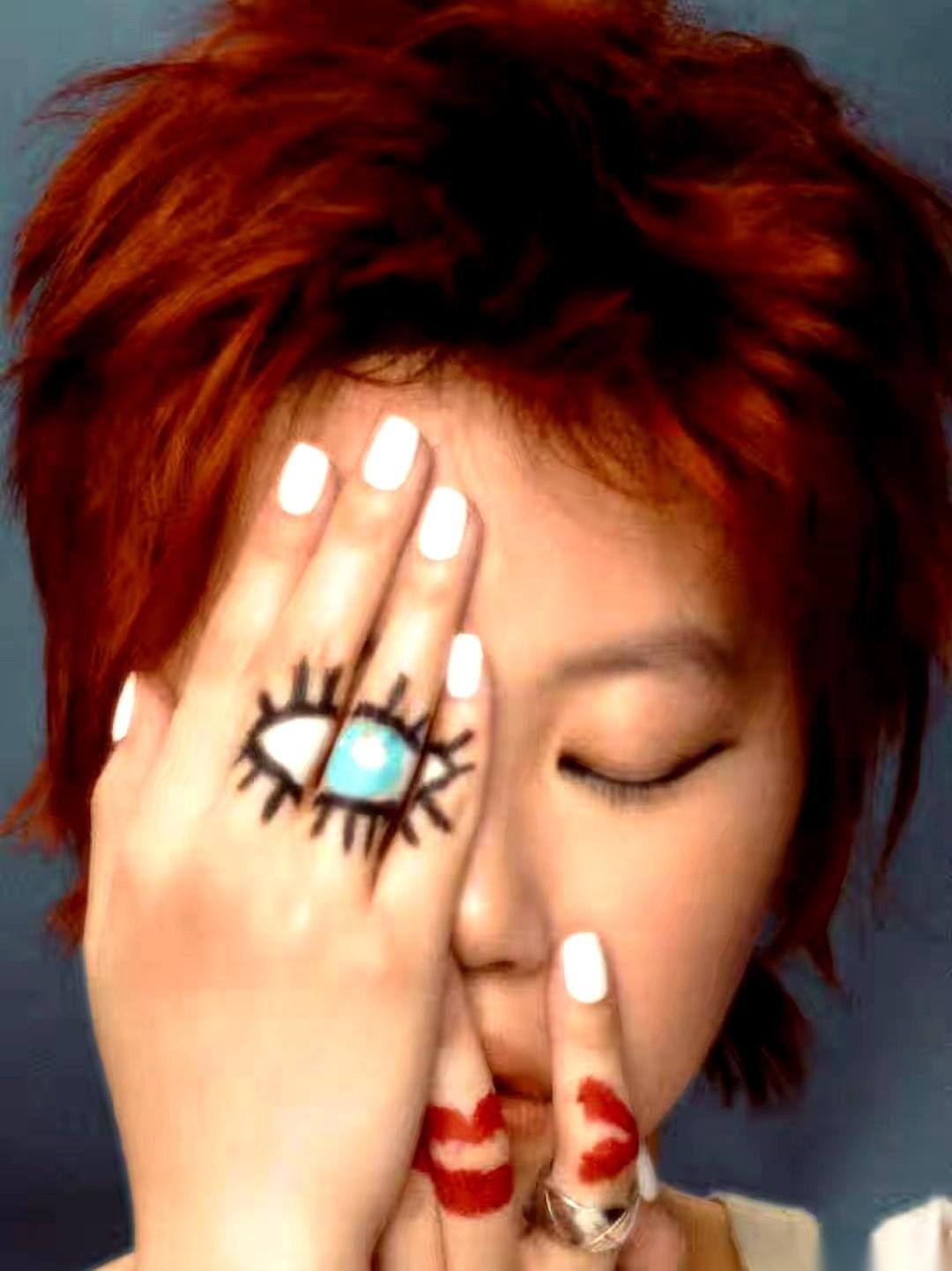 窦靖童，可能是内娱身上“标签”最重的一个人。妈是王菲，爸是窦唯。光这两个名字往