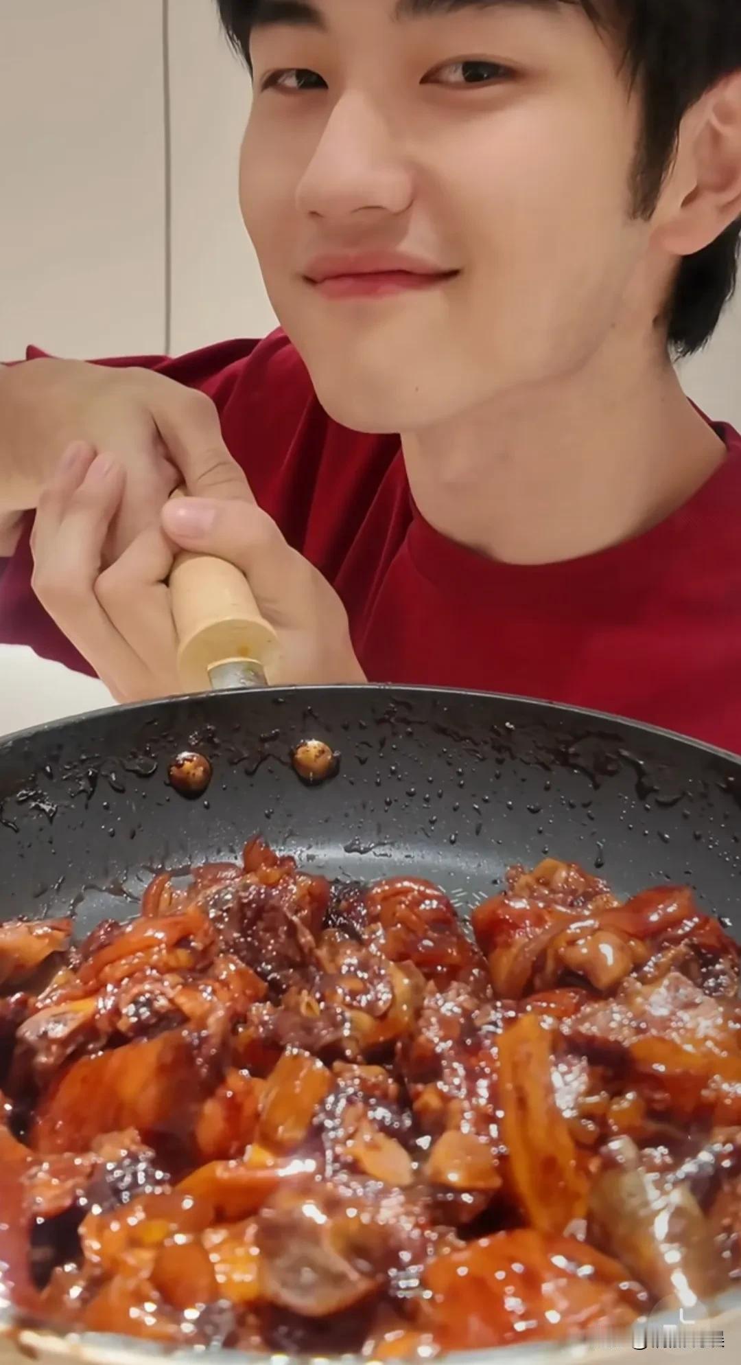 董璇过来看看吧，这才是姐弟恋里弟弟该有的样子！孙丞潇晒在家里做红烧猪蹄，做得有