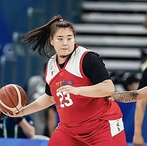 老教练被小后卫一句话噎住宫鲁鸣在国家队会议室里拍桌子，王思雨当场回一句“再压我