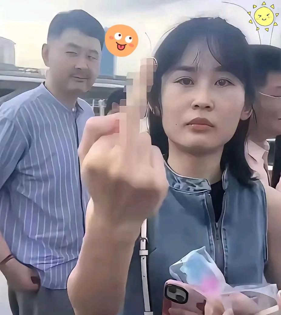 太离谱！马路正中央两车互不相让，女子直接把男子的车逼停，下车后满眼不屑，对着男车