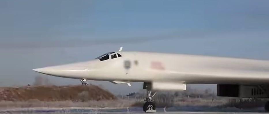 白天鹅带核弹巡逻俄罗斯图-160战略轰炸机完成北冰洋上空超11小时飞行任