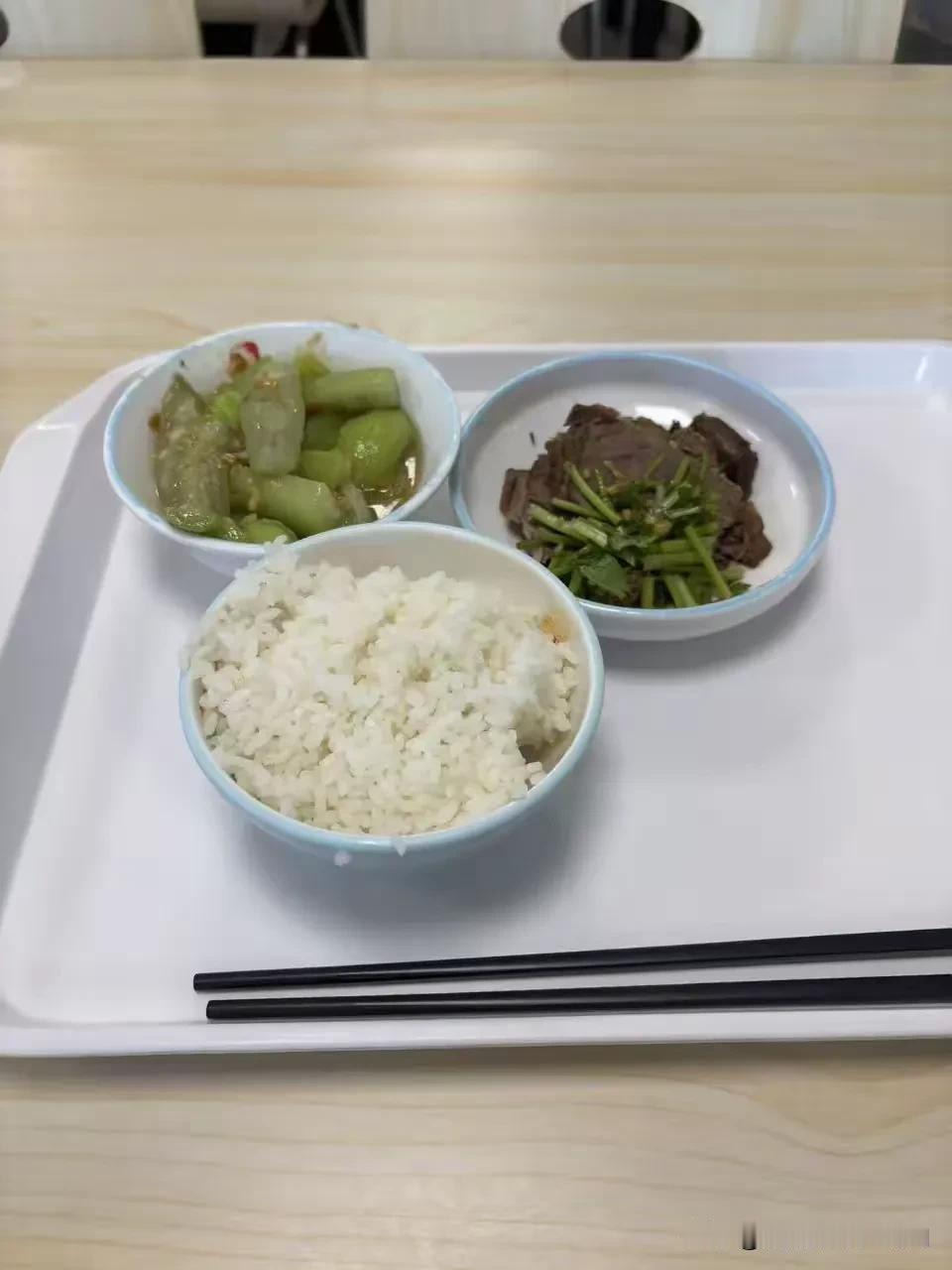 这是某网友晒出来的在公司食堂里吃的午餐，这顿饭花了他15元，你们觉得咋样？