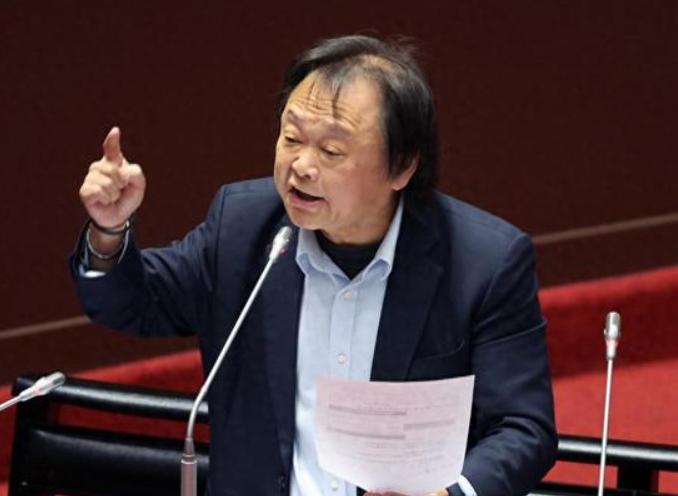 老脸一红！王世坚被国台办批“没出息”！王世坚站在台上，动作夸张，表情