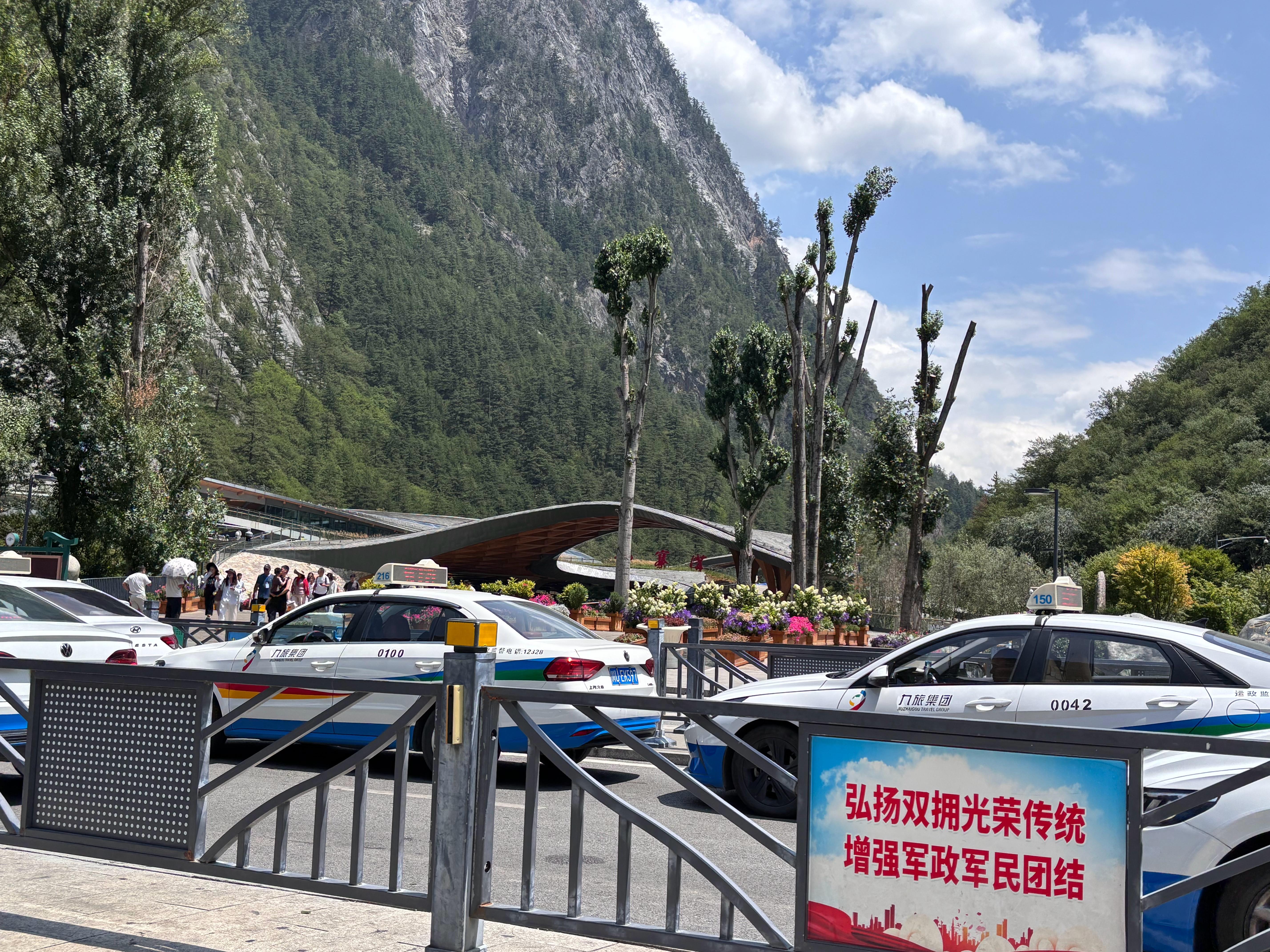 正午至九寨沟口而不得入。竟然九寨沟旅游当天还进不去，290元的门票不知道何时早被