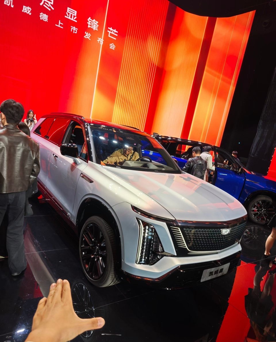 凯迪拉克-凯威德，其实可以等同于凯雷德的纯电版！曾经的凯雷德，6.2LV8发动