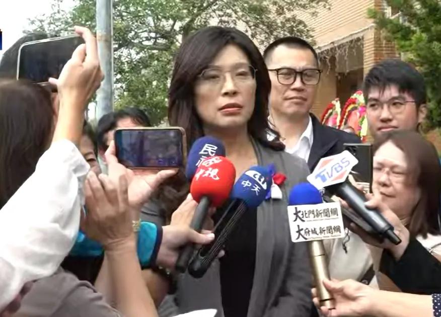 郑丽文宣布提名钟东锦参选苗栗县，显示郑丽文比朱立伦更现实主义，更能够调和鼎鼐。