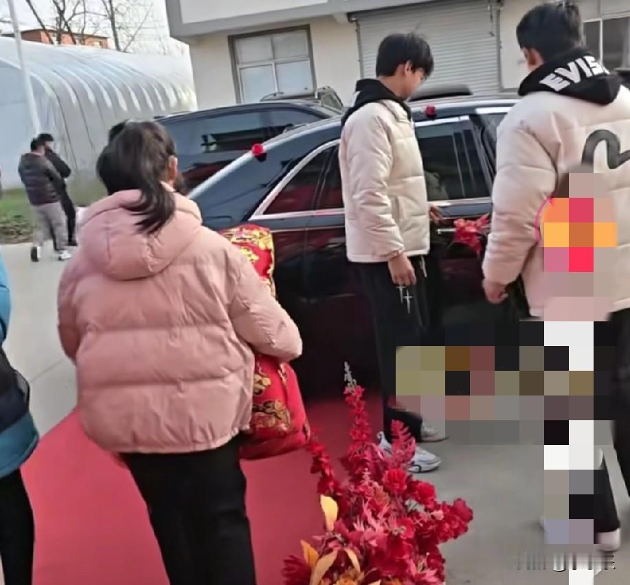 1月12日，安徽蚌埠一男子再婚，被16岁的双胞胎儿子送上婚车。男子妻子患癌，男子