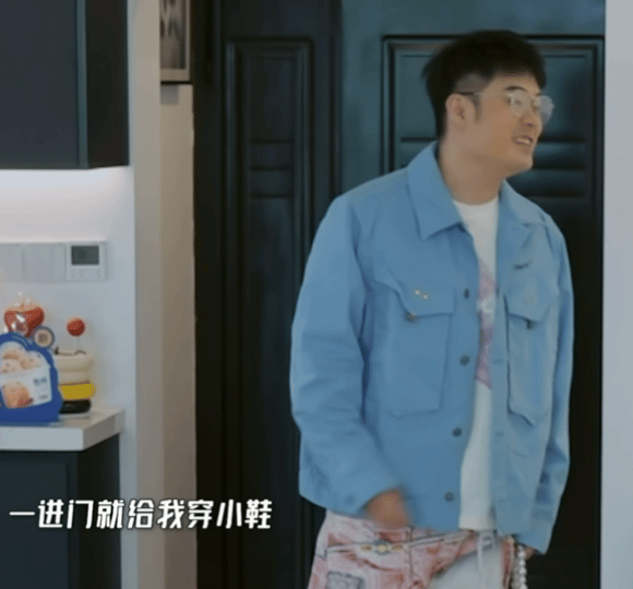 陈赫说王勉一进门就给他穿小鞋综艺人互梗名场面来了😂拖鞋太小，陈赫当场控诉王勉