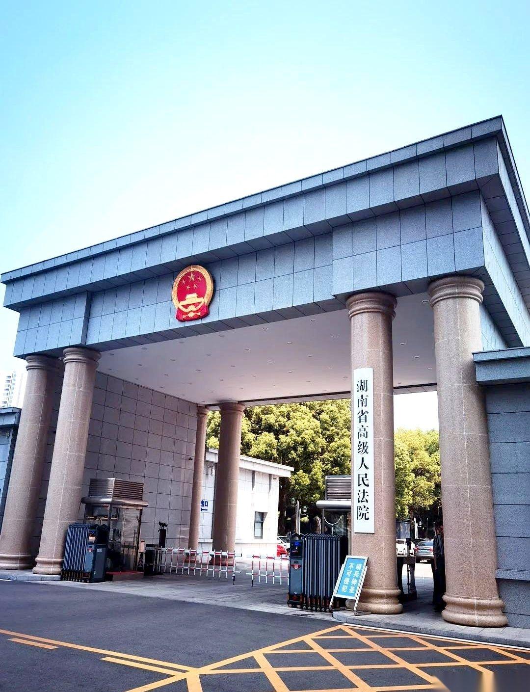 “我不认识他，转账记录能说明什么？”湖南益阳的法庭上，女子拨弄着刚做的美甲，满脸