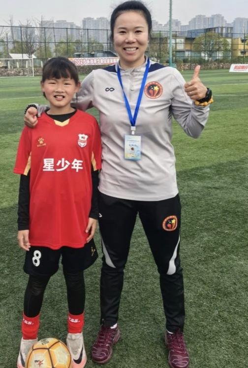 12岁女将男踢创奇迹，中国足球小将点球绝杀埃弗顿夺冠决赛踢到点球那一刻，场
