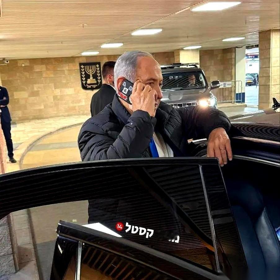 刷到一个图，给我看愣了。以色列总理内塔尼亚胡，手里拿着个三星手机。然后你猜怎