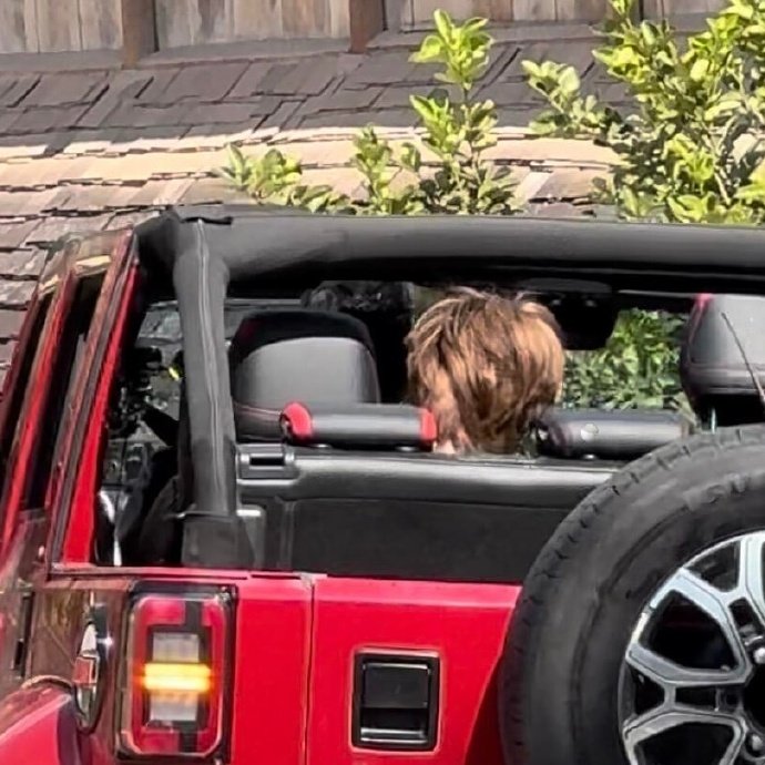 鹿晗五哈栗子头造型鹿晗五哈坐皮卡路透鹿晗五哈坐皮卡路透，鹿晗五哈栗子头造型，