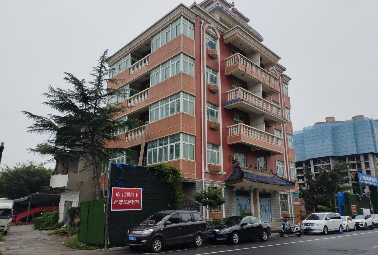 这座小洋楼位于九都路上的曲家屯村，是个存在多年的钉子户。户主是村里的主要干部。村