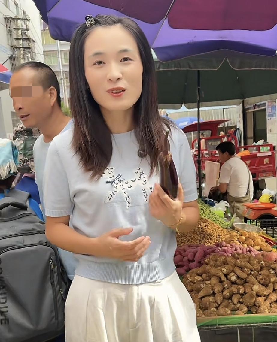 瑾汐亲自下厨给即将开学的儿子做好吃的网友提醒瑾汐视频中的1个问题1个画面瑾汐