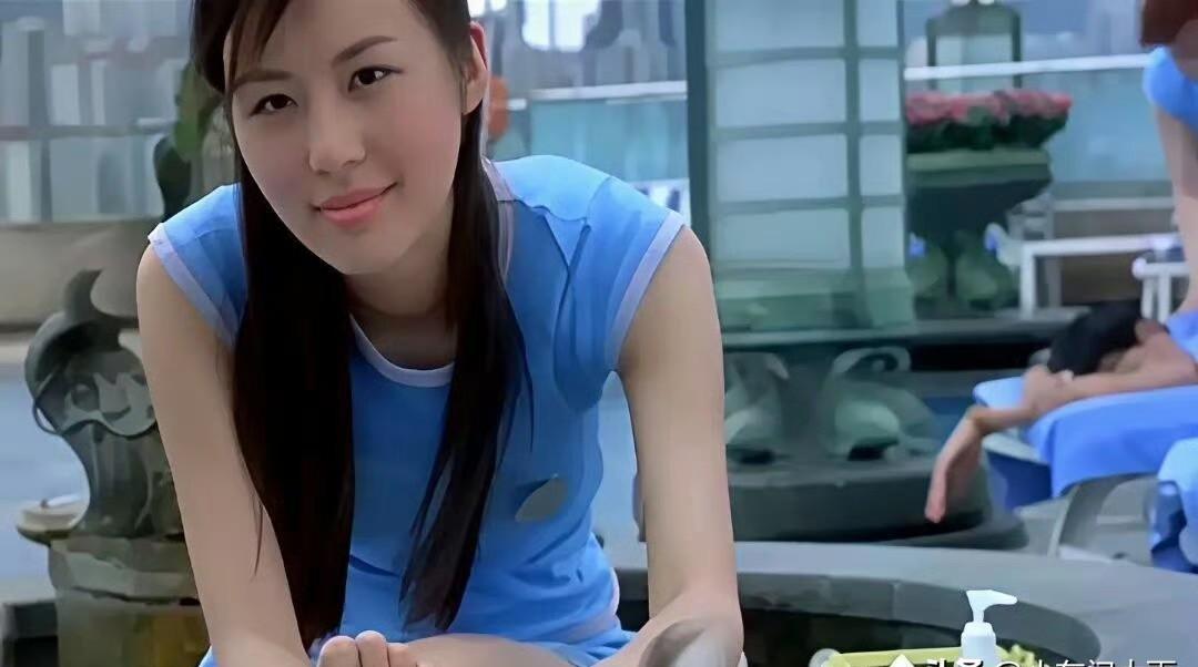 2004年，香港。一部惊悚片里，藏着田朴珺最惊艳的颜值巅峰。很多人只记得她叫