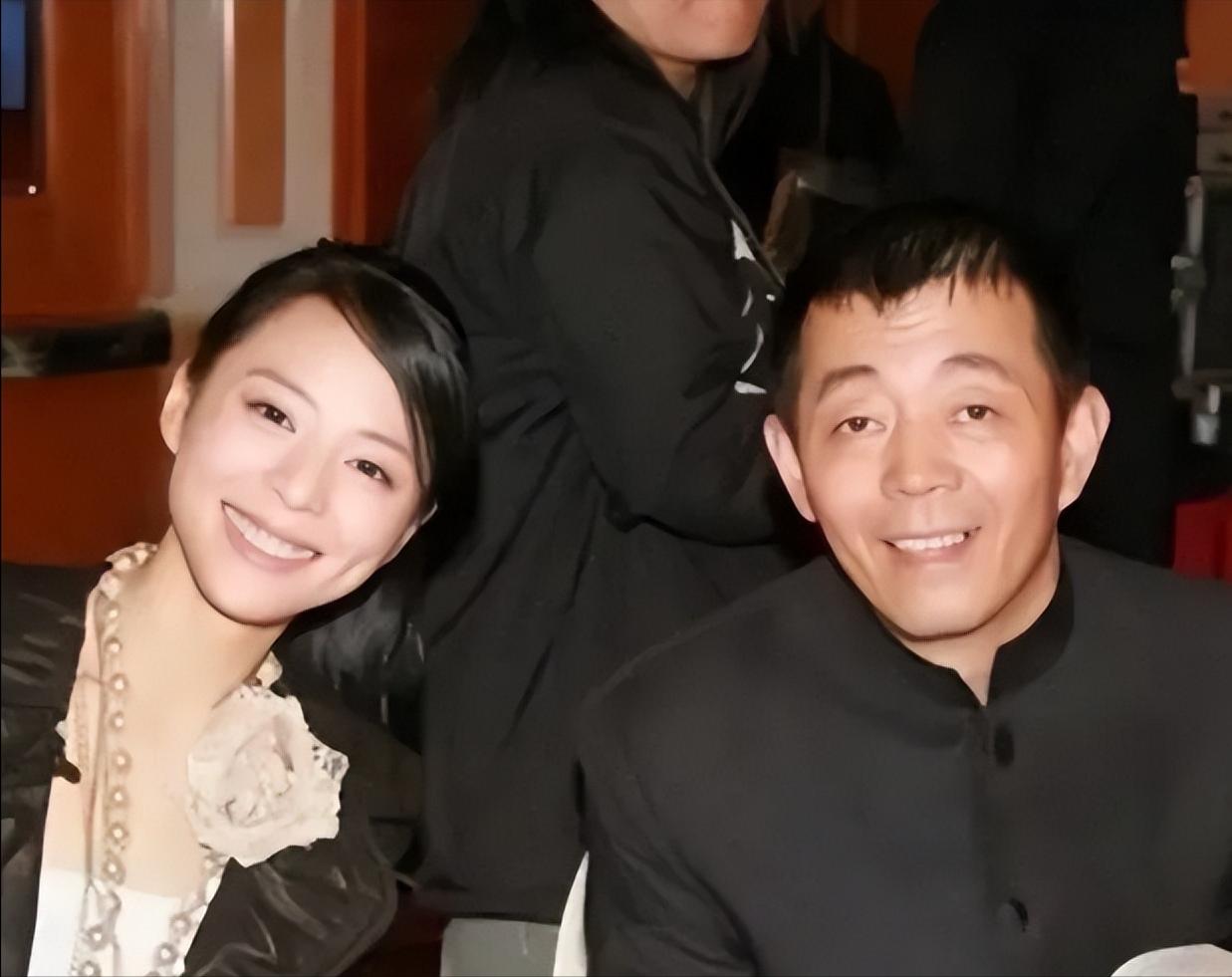 2003年，导演顾长卫与张静初传出绯闻，妻子蒋雯丽抱着一岁的儿子冲到片场，当众给