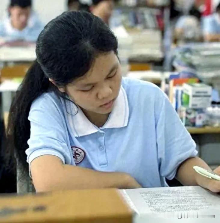 广西有个女孩，叫陆思凤。拿到医科大学录取通知书那天，养大她的二叔，一个大男人，突