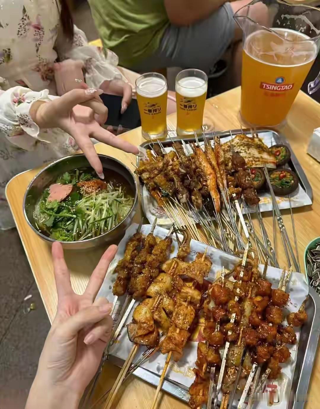 热搜上令人窒息的“母女吃烧烤”事件，暴露了多少中国式父母的可悲近日，一则普