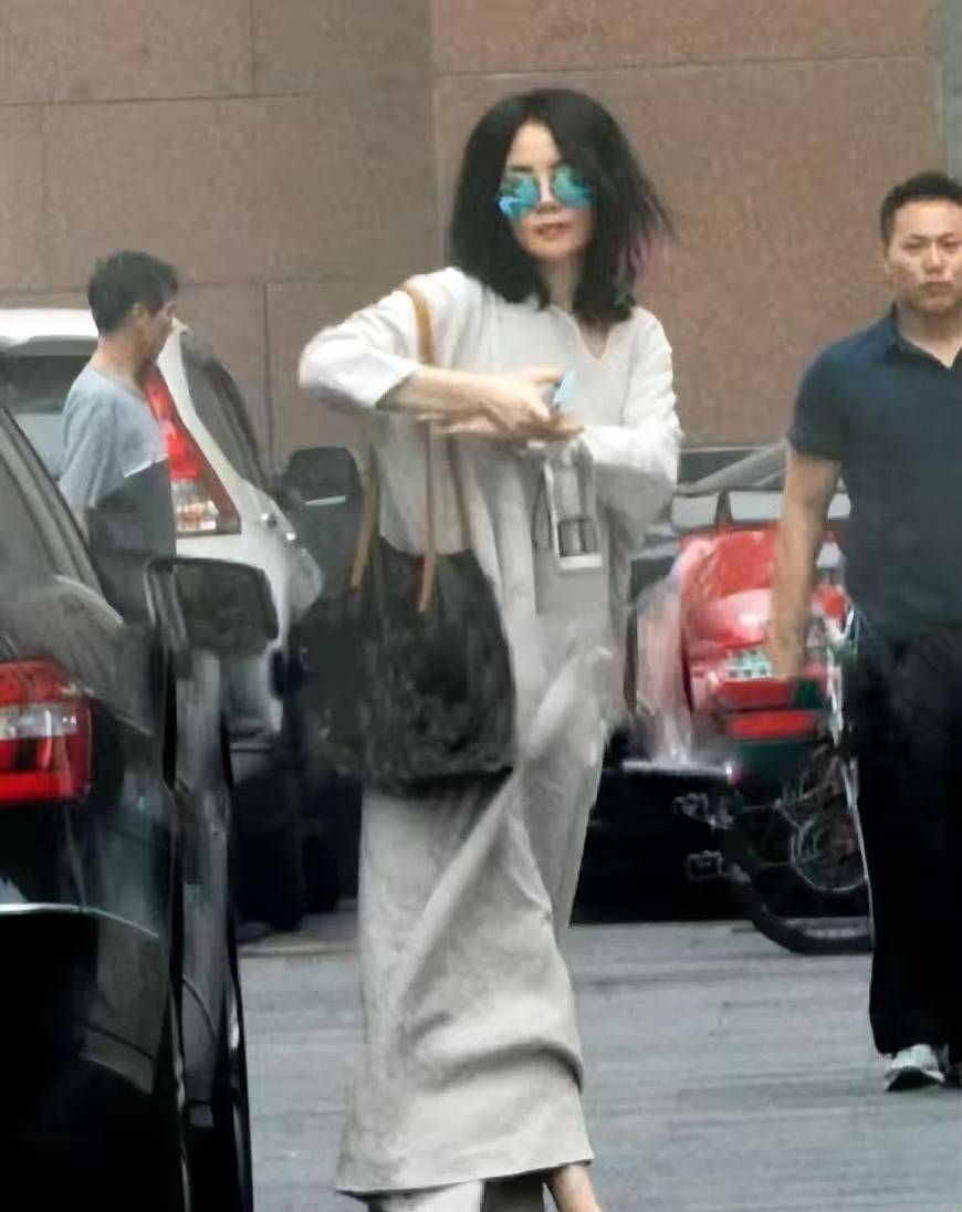 54岁的王菲在北京街头被偶遇啦，她穿着“麻袋裙”一点都不土气，反而美得高级