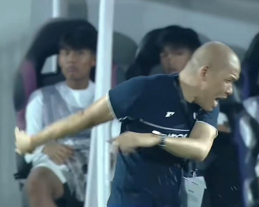 当中国U17小将伊力洪打入第七球结束比赛时，印尼队的主教练，再也无法控制愤怒的情