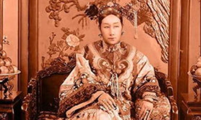 清朝，慈禧每次和李莲英谈论事情时，里面总能传出一些声音。一宫女因为好奇，于是偷偷