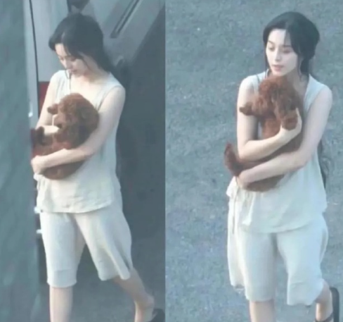 范冰冰私下出行就和路人一样，非常普通，就是一个普通的居家女孩