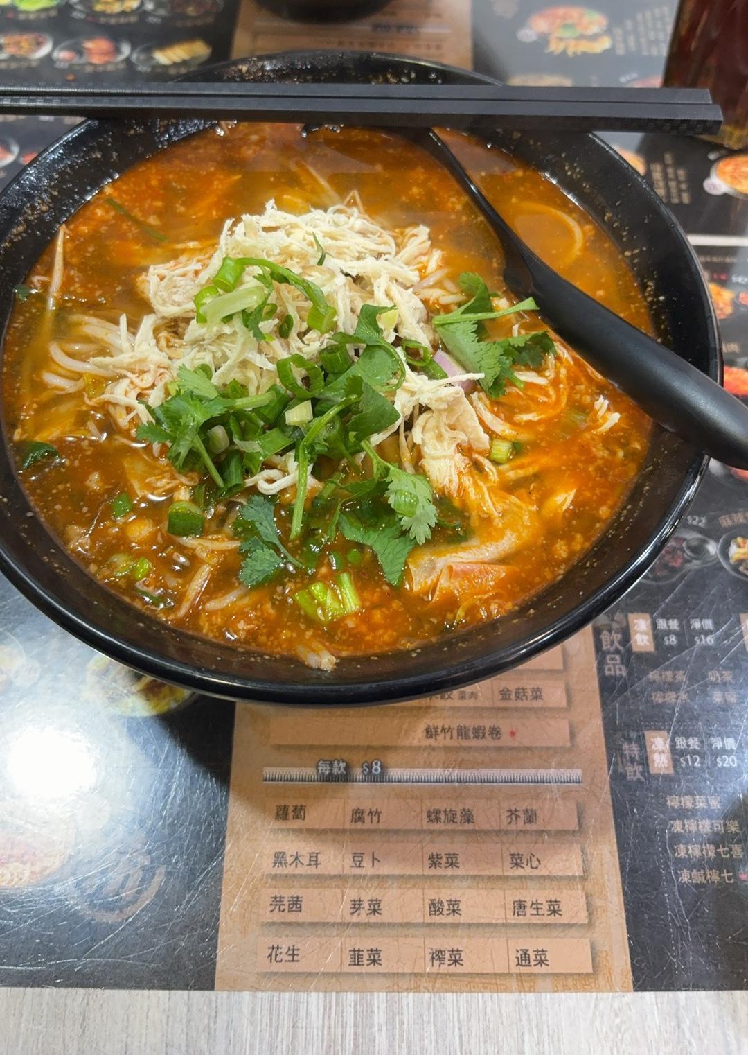 我们老板喝酒有一个特点，从来不喝高档白酒，就喝100元左右的白酒，他的观点是