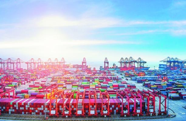 最近看到一组挺有意思的反差数据，美国那边使尽浑身解数加关税、禁进口，想把中国商品