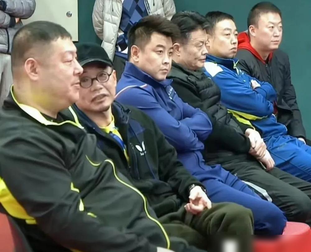 国乒教练，王涛、刘国梁、王皓，八一队资深教练范长茂等，在一起，留影！​这张合