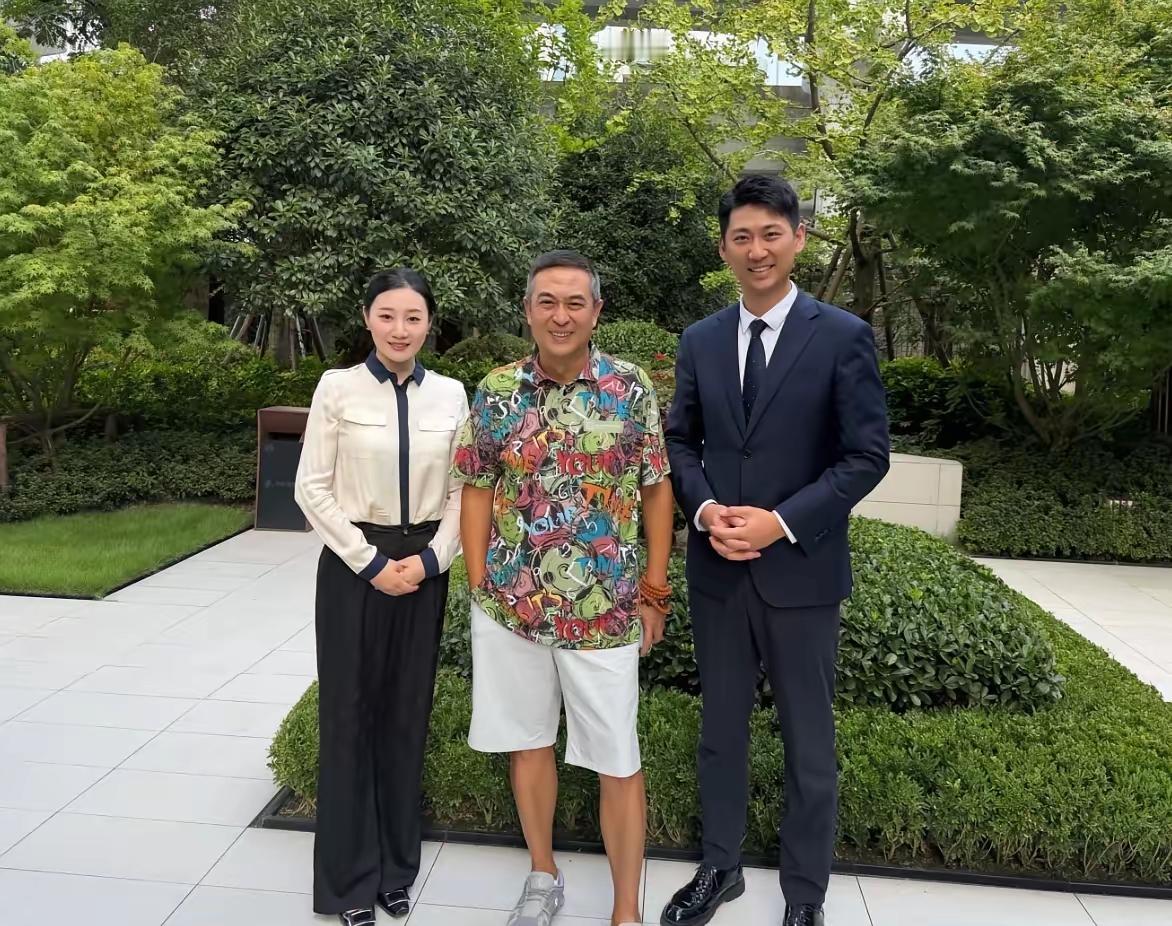 中间花衣服老头，脸上是什么表情，无词形容，你猜猜他是谁？