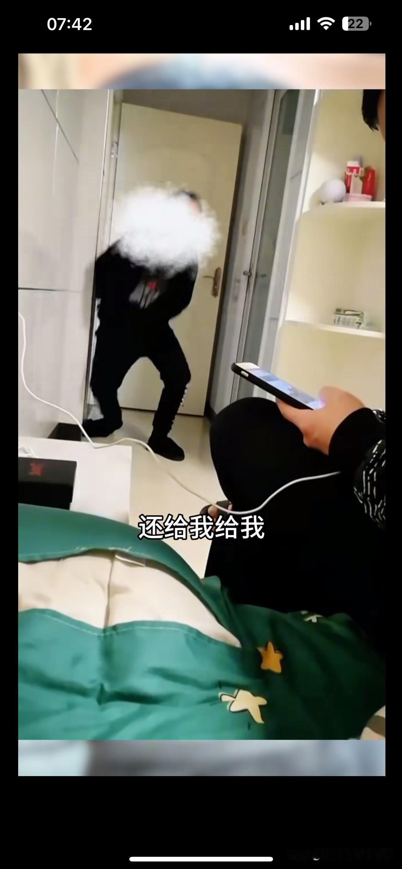真的不同情这种家长，一个孩子把大人拿捏的淋漓尽致，小的时候惯孩子，要啥给啥，只要