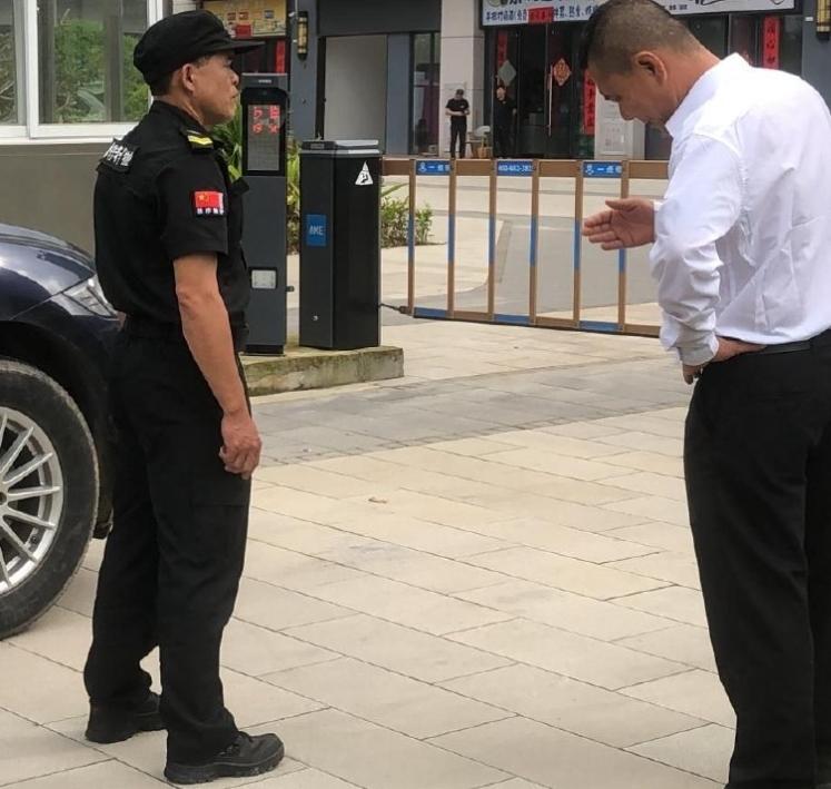新来的保安小李由于对小区的业主不熟悉，前天把两个没有带门禁卡的业主堵在外面不让进