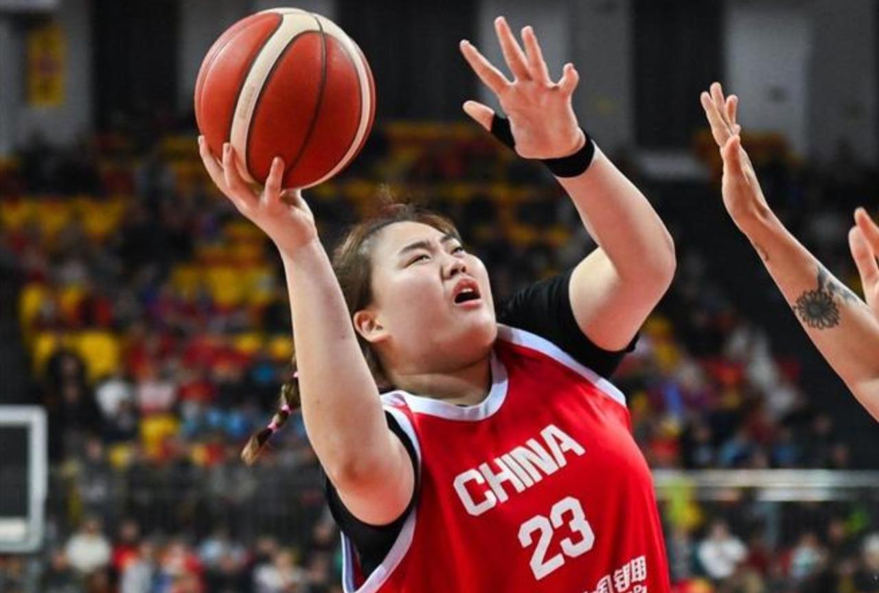 脱颖而出！中国女篮2连胜，有5人提前锁定世预赛12人大名单昨晚，中国女篮与巴西