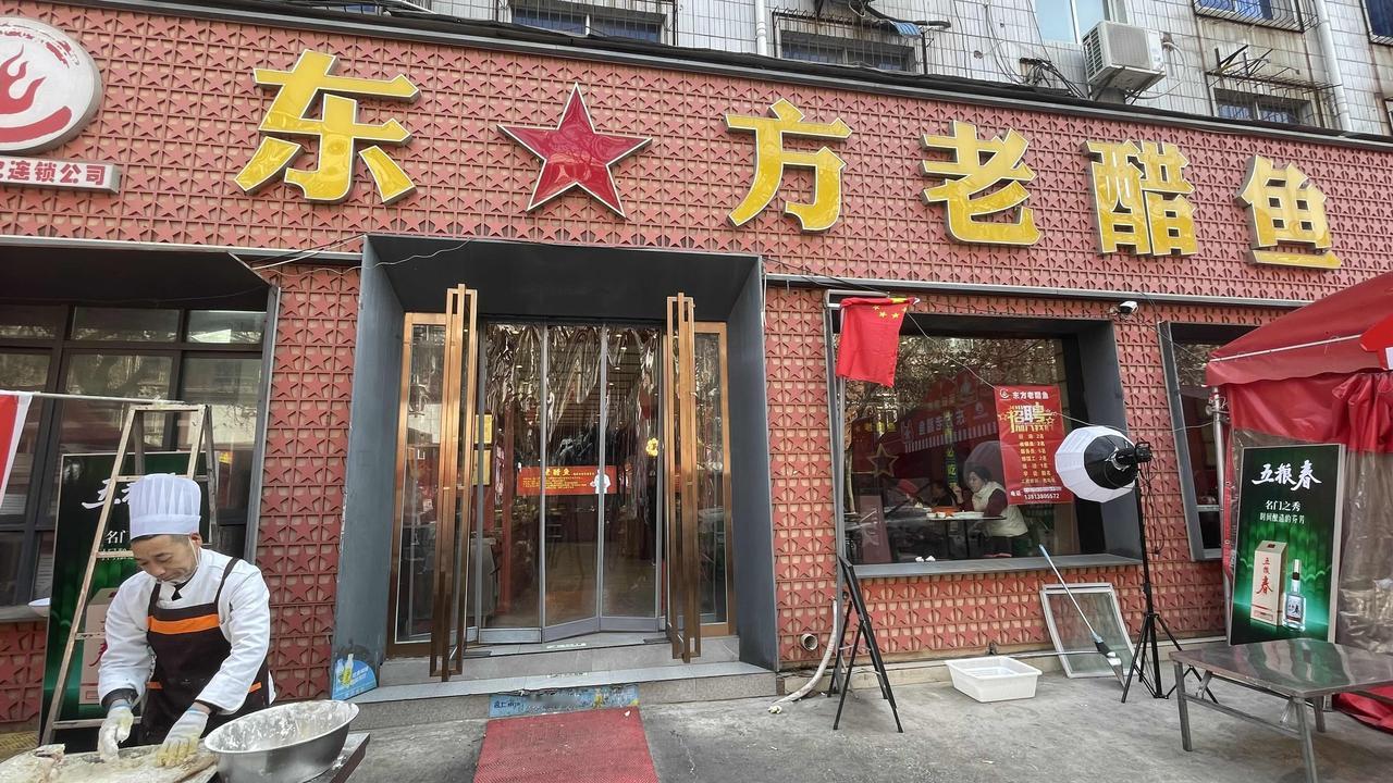 郑州这家人气火爆老醋鱼，天天店里都是人马上快过年了，郑州生产路树叶凋零，依然