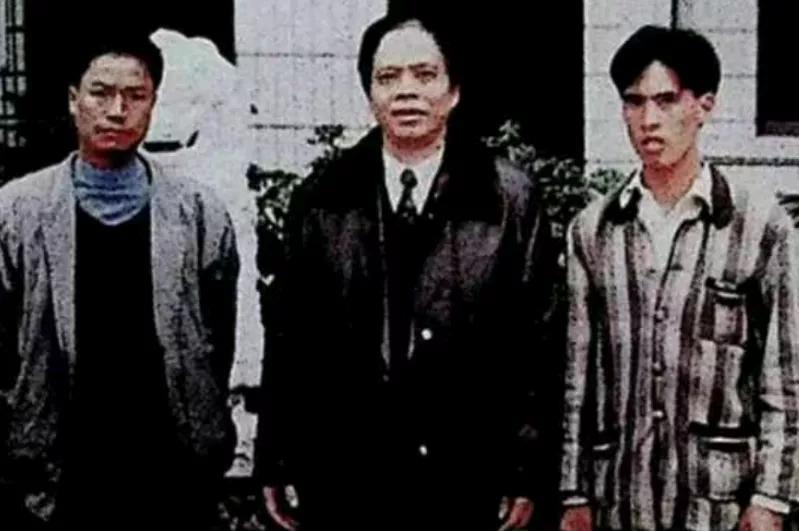 1996年，2名广西农民上山采药时迷路，兜兜转转找路过程中，突然发现迷雾深处传来